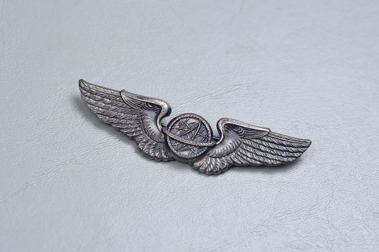 WWII U.S. ARMY AIR CORPS NAVIGATOR WING - BRITISH PATTERN, PIN BACK