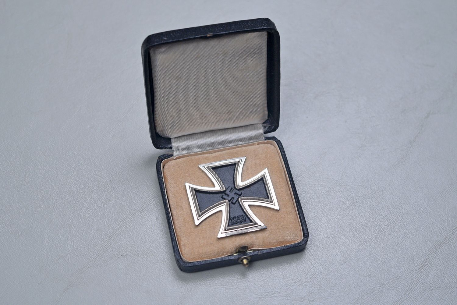 WWII GERMAN 1939 IRON CROSS 1st CLASS IN CASE BY OTTO SCHICKLE - NEAR MINT
