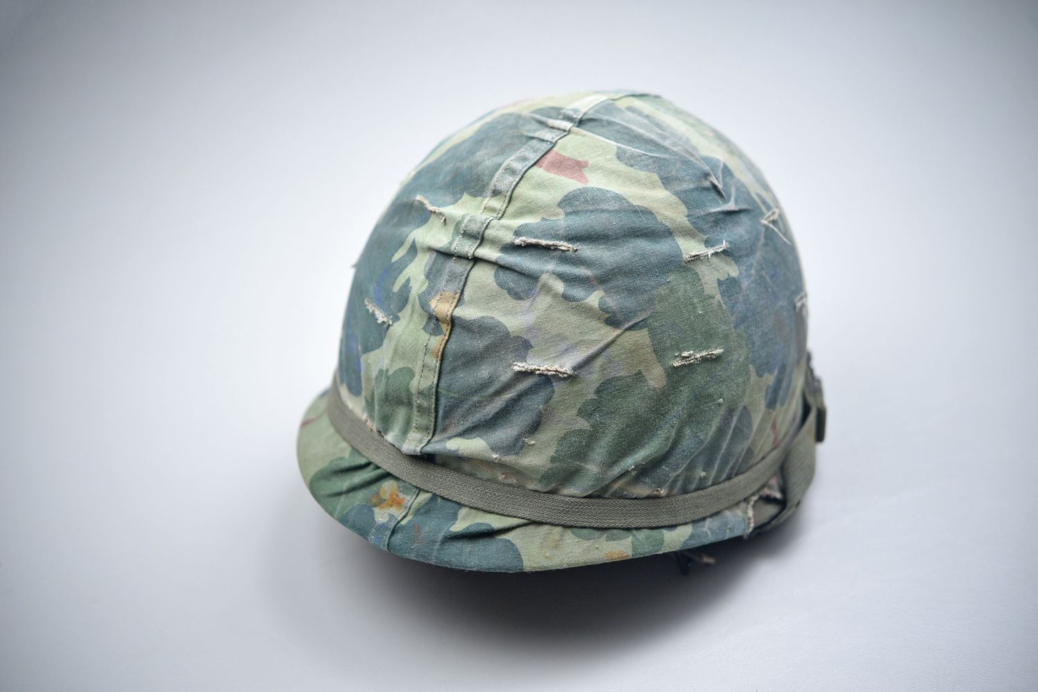VIETNAM WAR U.S. M1C PARATROOPER STEEL COMBAT HELMET w/MITCHELL COVER - DATED &#39;69&#39;