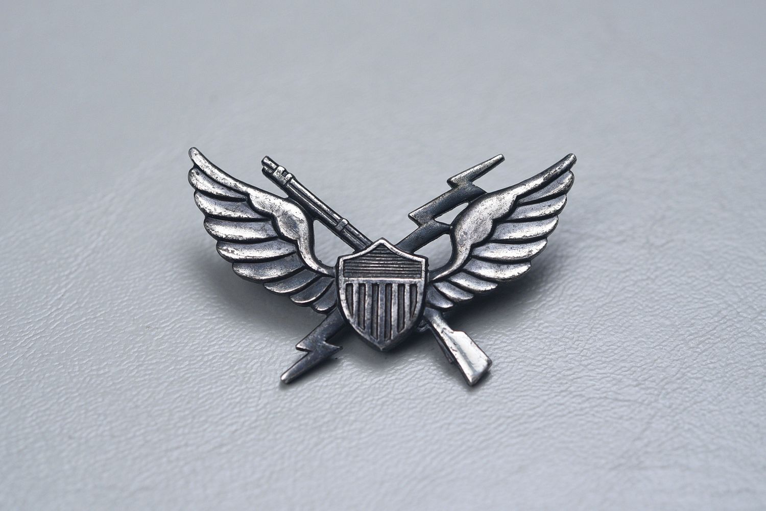 VIETNAM WAR U.S. 1st TYPE AIR ASSAULT BADGE, 11th AIRBORNE – ORIGINAL UNIFORM WORN