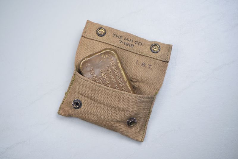 WWI U.S. FIRST AID BANDAGE &amp; CARRIER - BAUER &amp; BLACK 1918