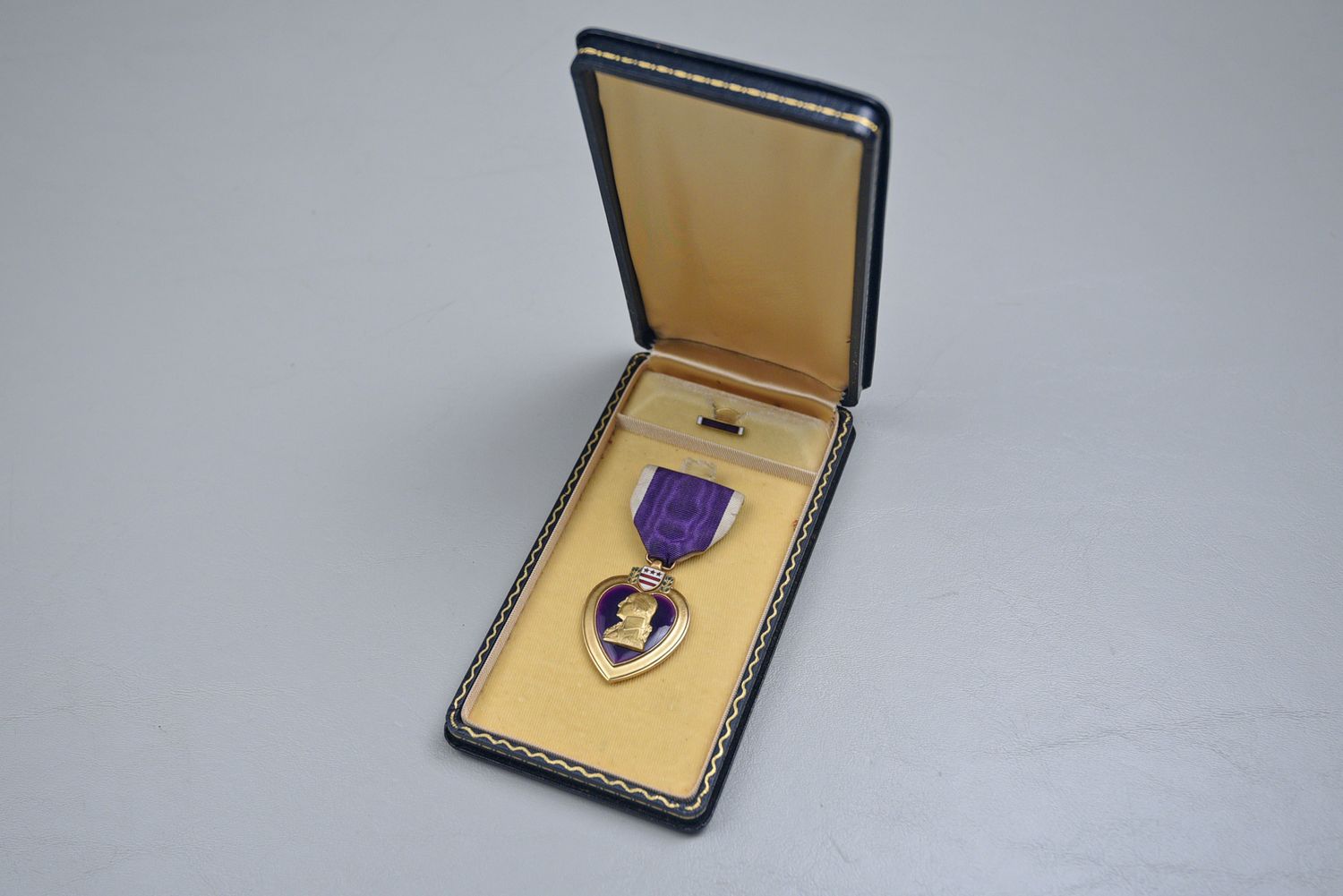WWII U.S. CASED PURPLE HEART MEDAL ON SLOT BROACH
