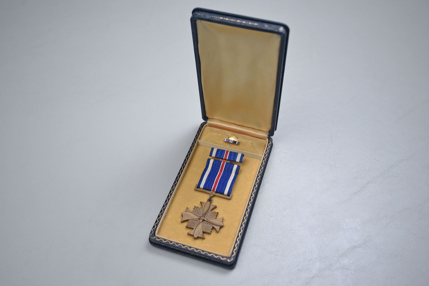 WWII U.S. ARMY CASED DISTINGUISHED FLYING CROSS - COMPLETE