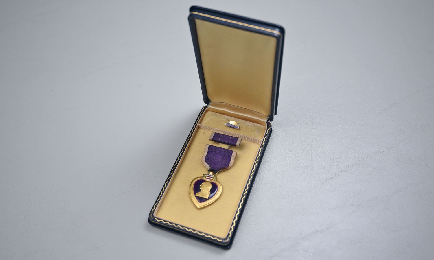 WWII U.S. ARMY CASED PURPLE HEART MEDAL - COMPLETE