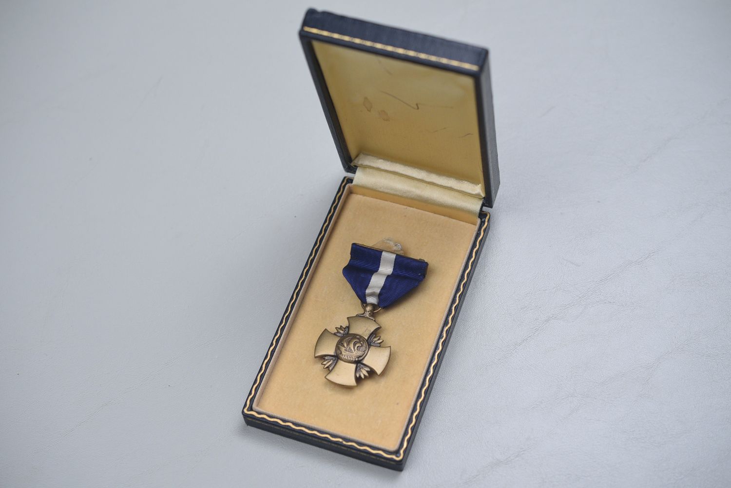 WWII U.S. NAVY CROSS IN SHORT TITLED CASE