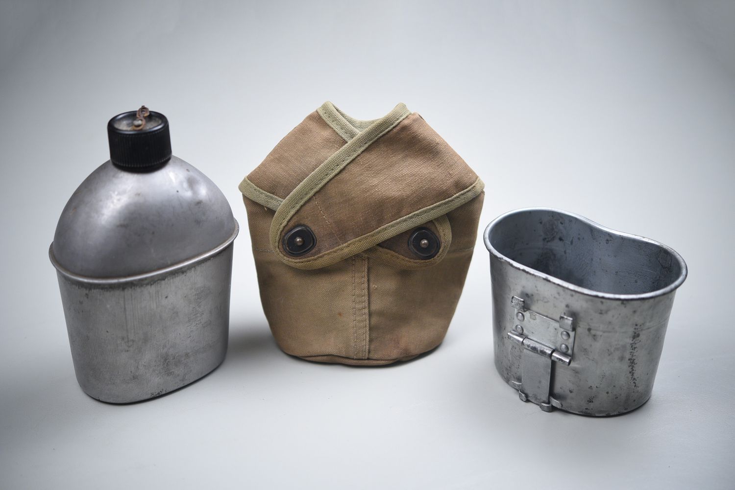 WWII U.S. MARINE CORPS CANTEEN, CUP, &amp; CROSS FLAP CARRIER
