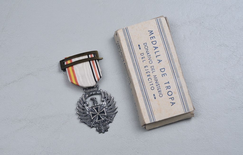 WWII SPANISH 1941 OFFICERS RUSSIAN FRONT MEDAL IN BOX