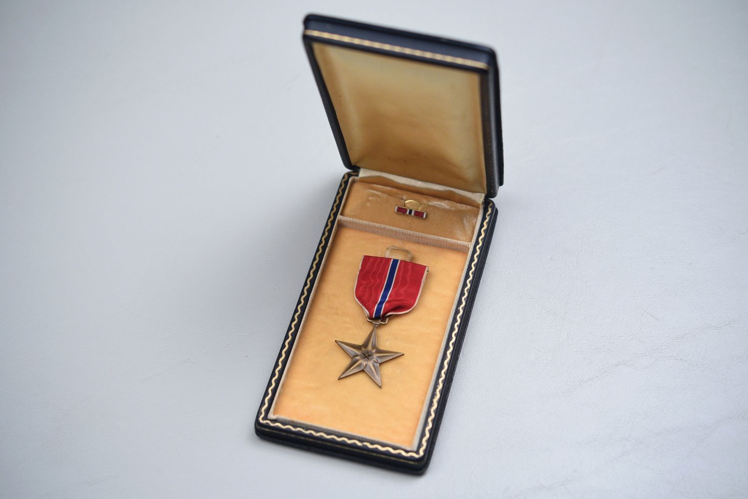WWII U.S. BRONZE STAR MEDAL IN TITLED PRESENTATION CASE