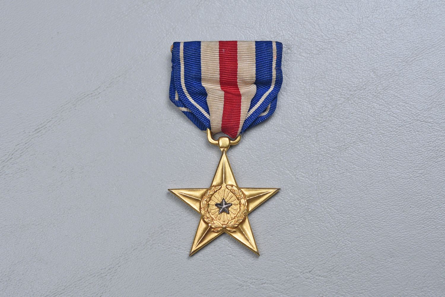 WWII U.S. SILVER STAR MEDAL ON SLOT BROACH