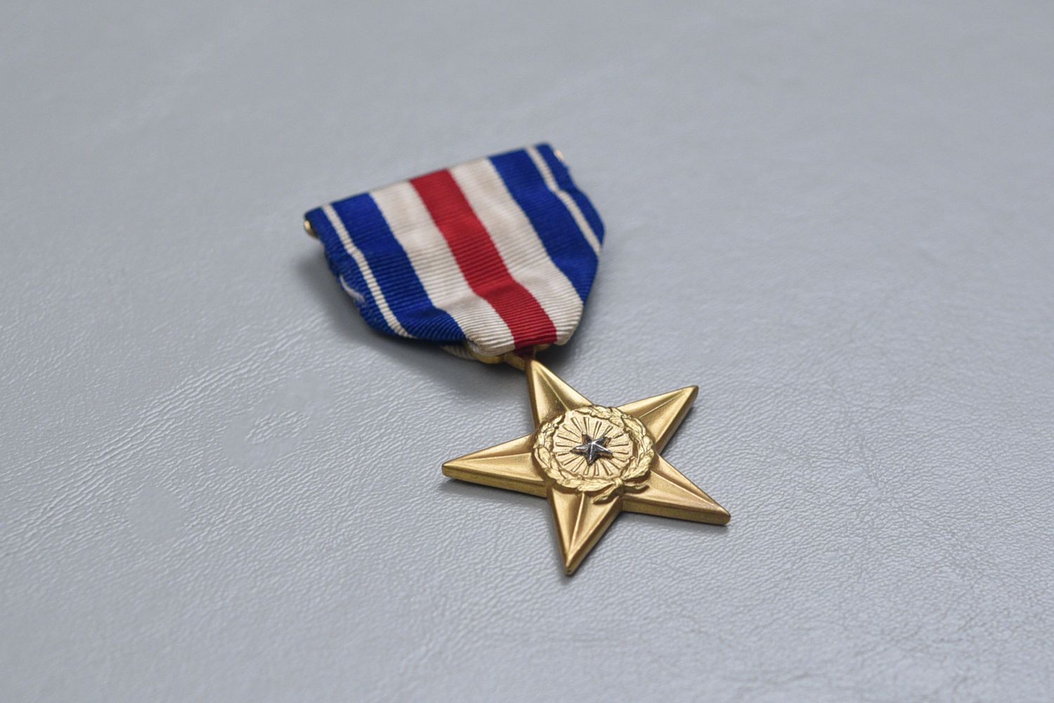 WWII U.S. SILVER STAR MEDAL ON SLOT BROACH
