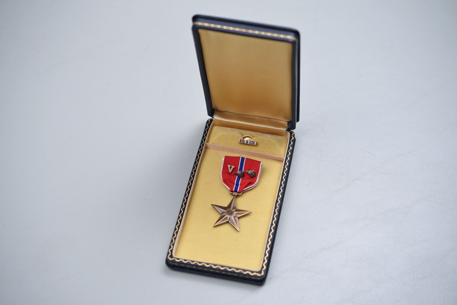 WWII U.S. BRONZE STAR MEDAL w/&#39;V&#39; &amp; 2 OAK LEAVE CLUSTERS - CASED