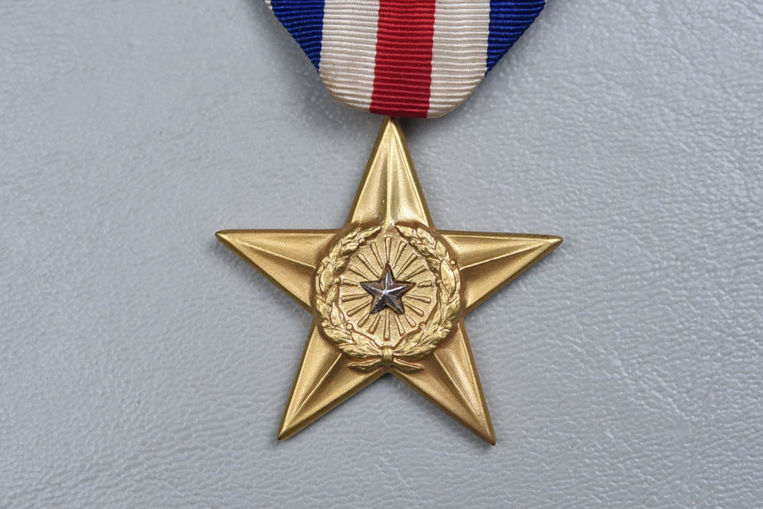 WWII U.S. SILVER STAR MEDAL ON SLOT BROACH