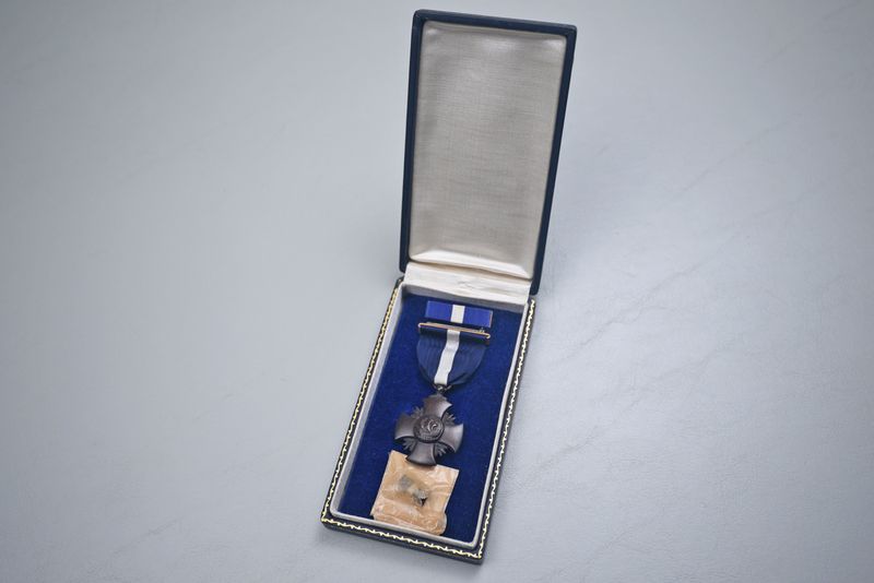 WWII U.S. NAVY CROSS MEDAL IN CASE w/BLUE VELVET PAD - RIBBON BAR &amp; LAPEL PIN