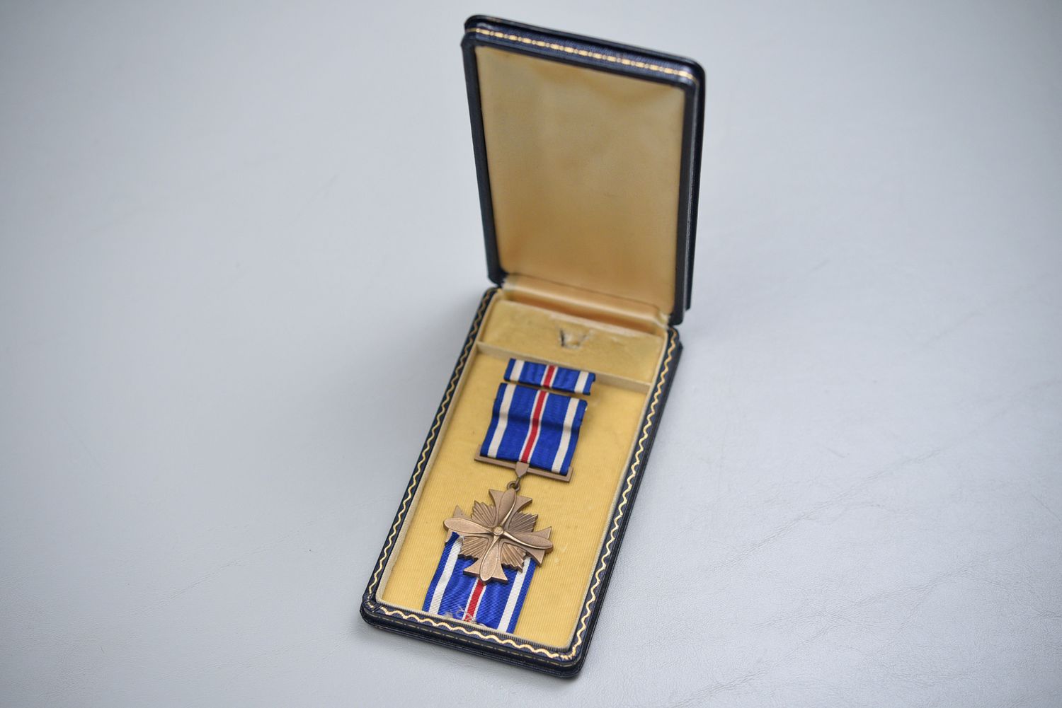 WWII U.S. DISTINGUISHED FLYING CROSS IN BLACK LEATHERETTE CASE