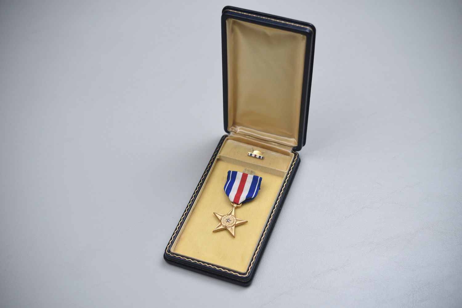 WWII SILVER STAR MEDAL w/THICK PLANCHET &amp; NUMBERED - CASED