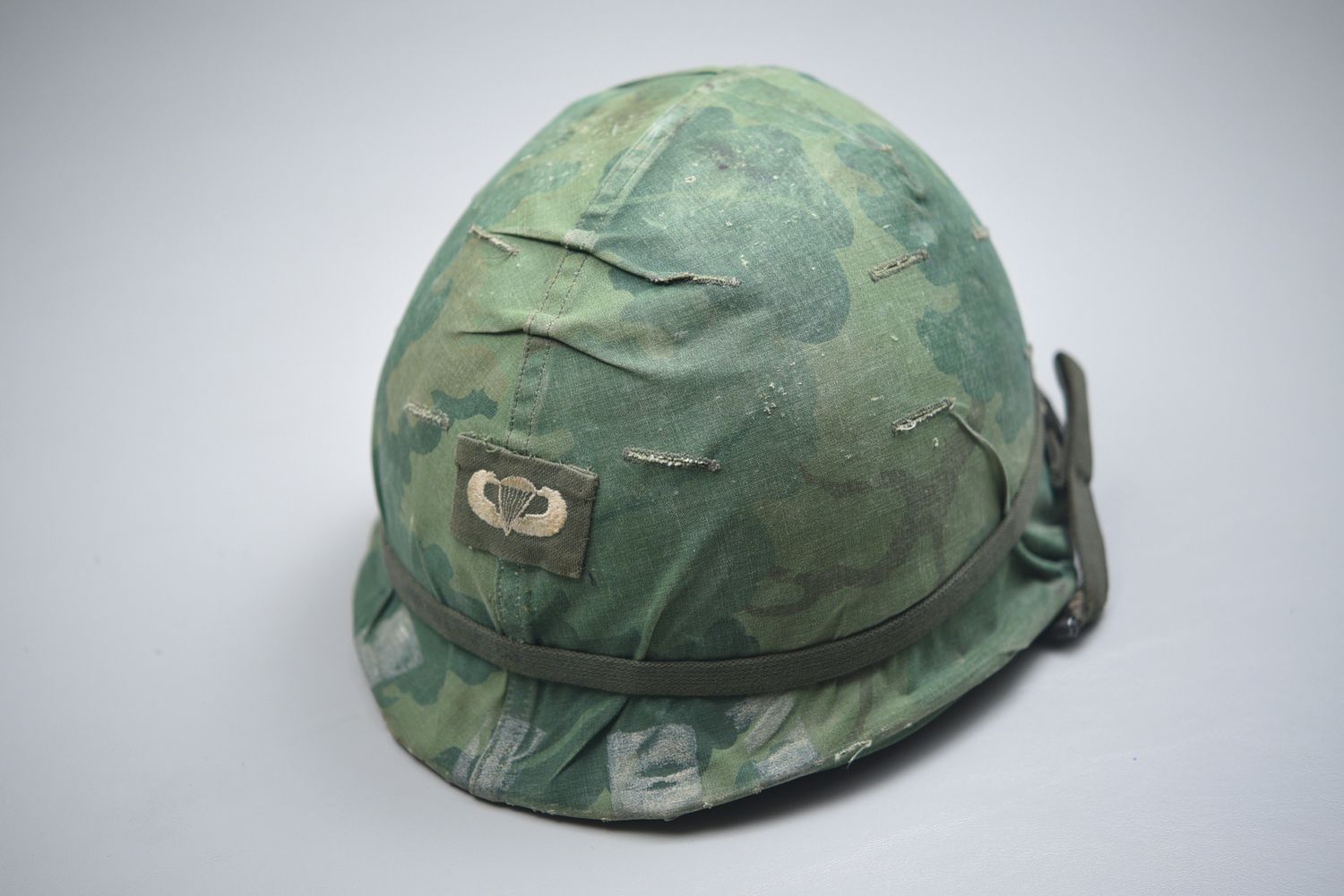 VIETNAM WAR M1 HELMET w/MITCHELL CAMOUFLAGED COVER - DATED &#39; 65&#39;
