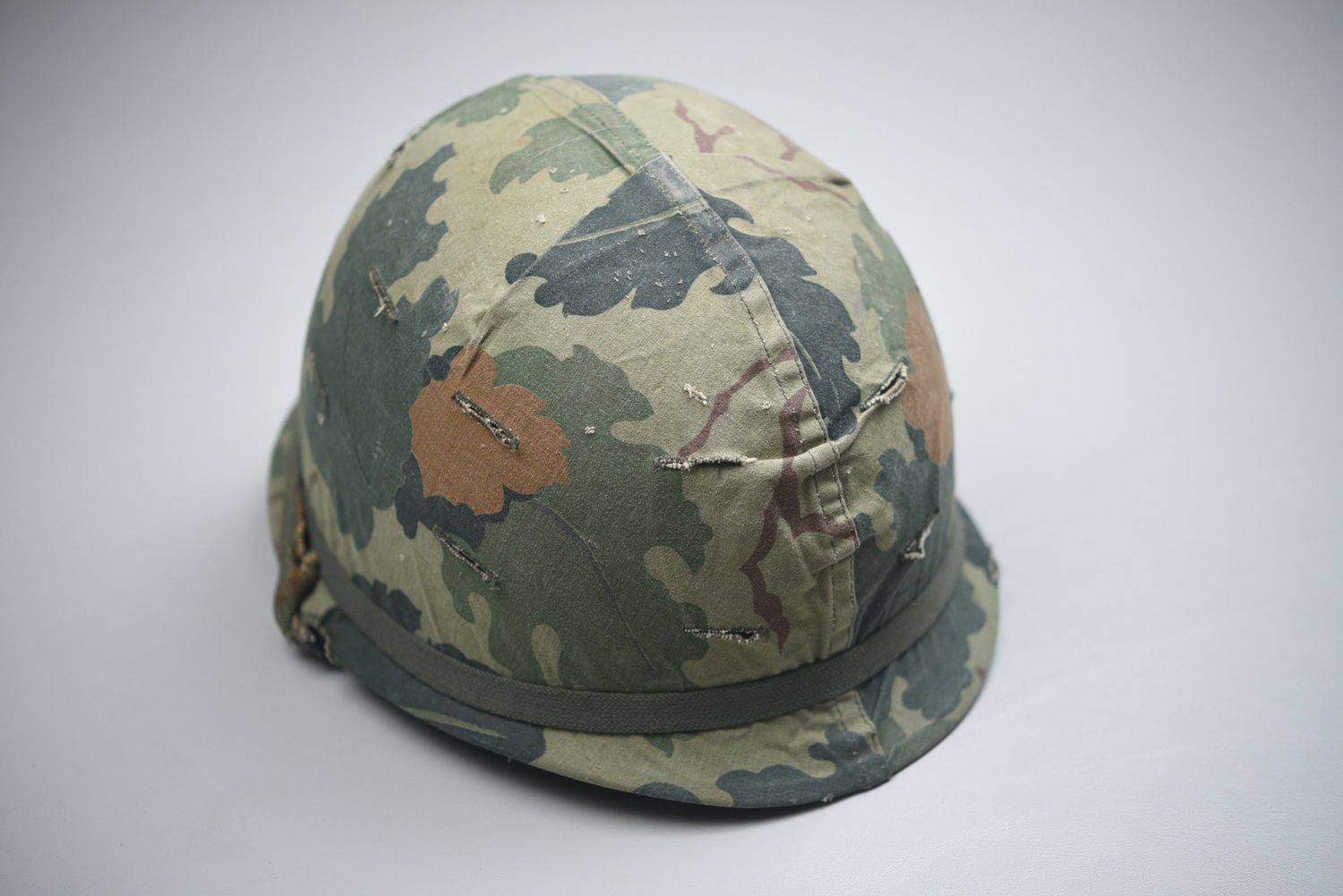 VIETNAM WAR M1 HELMET w/MITCHELL CAMOUFLAGED COVER - DATED &#39;73&#39;