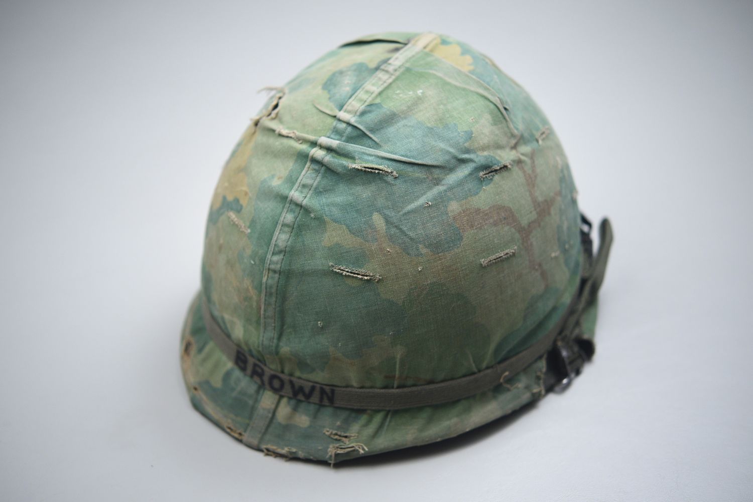 VIETNAM WAR M1 HELMET w/MITCHELL CAMOUFLAGED COVER - DATED &#39;70&#39;