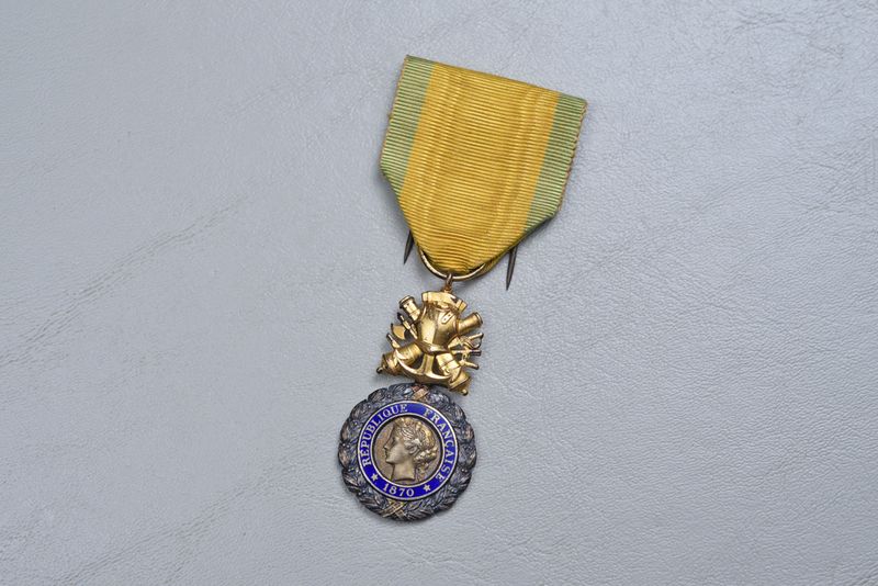 WWI FRENCH MEDAILLE MILITAIRE w/DUAL PIN ASSEMBLY