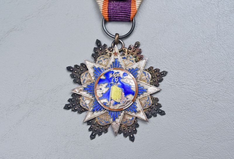 WWII CHINESE ORDER OF THE CLOUD AND BANNER 6th CLASS