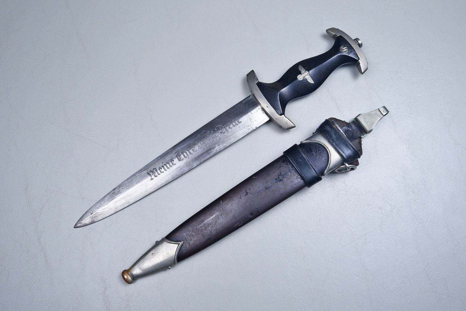 GERMAN WWII M33 EARLY SS DAGGER w/VERTICAL LEATHER HANGER - RZM 121/34 SS