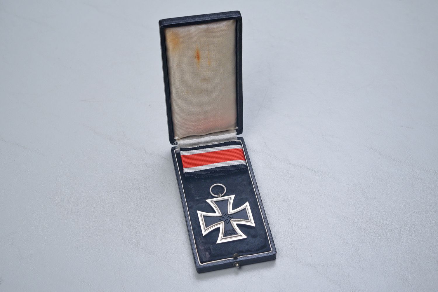 WWII GERMAN 1939 IRON CROSS 2nd CLASS IN KNIGHTS CROSS TYPE PRESENTATION CASE - MINT