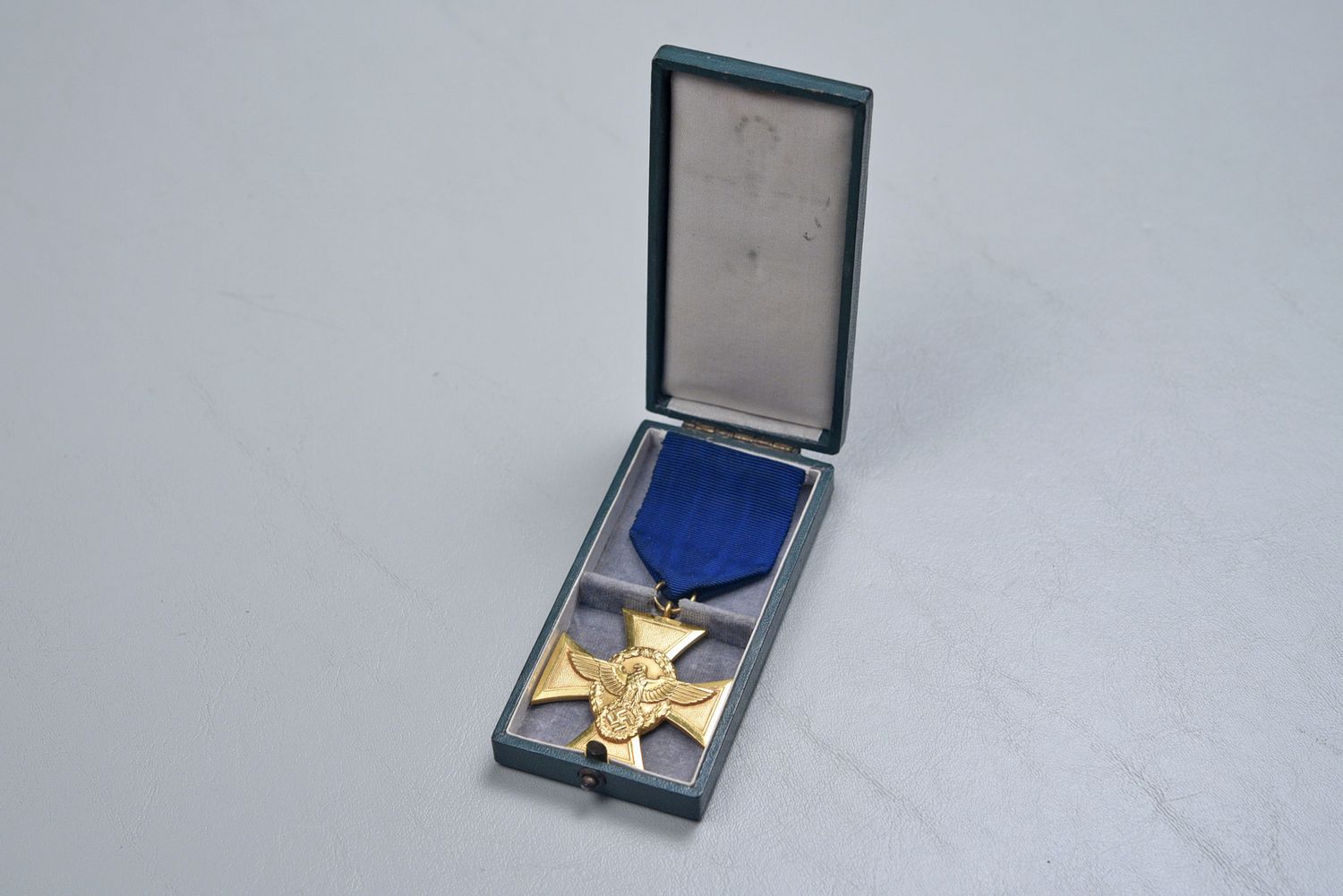WWII GERMAN POLICE 25-YEAR FAITHFUL SERVICE CROSS IN PRESENTATION CASE