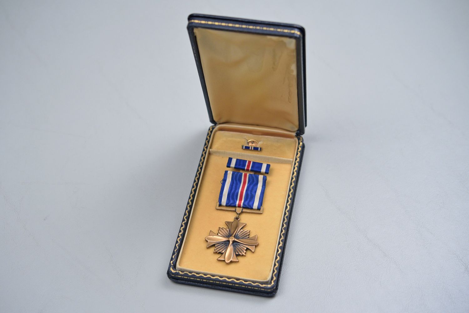 WWII U.S. ARMY DISTINGUISHED FLYING CROSS IN BLACK LEATHERETTE CASE
