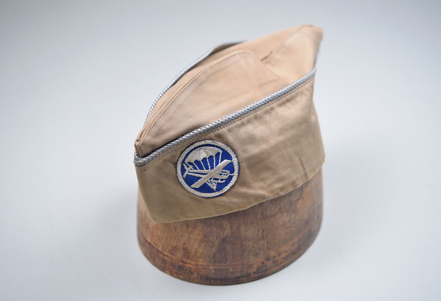 WWII U.S. ARMY AIRBORNE ENLISTED PARA/GLIDER KHAKI OVERSEAS CAP w/BLUE PATCH