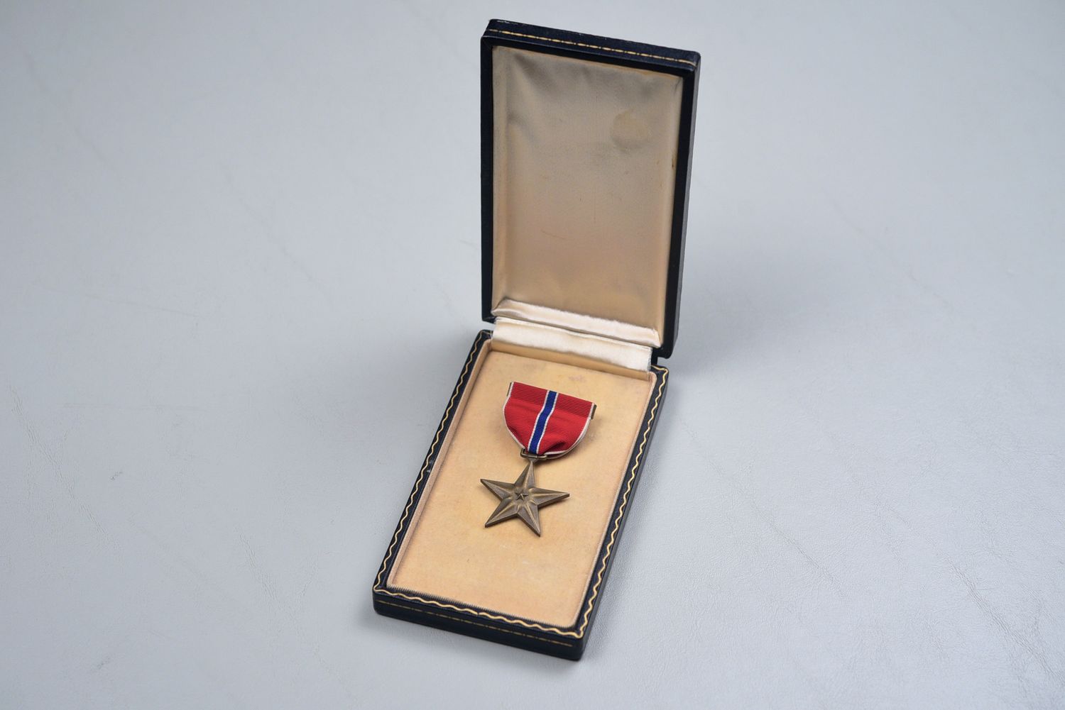 WWII U.S. NAVY/MARINE CORPS BRONZE STAR MEDAL IN SHORT CASE