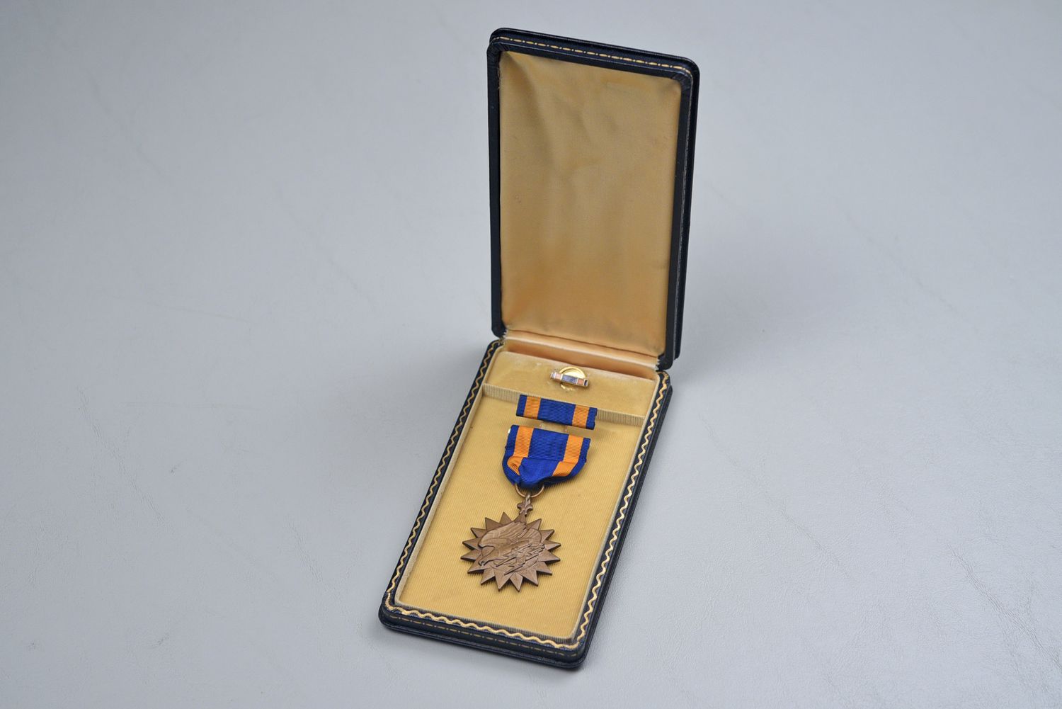 WWII U.S. ARMY AIR CORPS AIR MEDAL IN BLACK LEATHERETTE PRESENTATION CASE