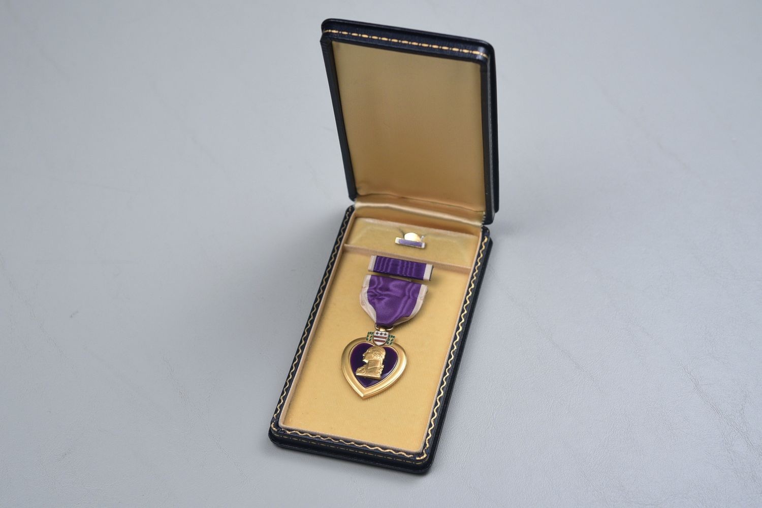 WWII U.S. PURPLE HEART MEDAL IN BLACK LEATHERETTE PRESENTATION CASE
