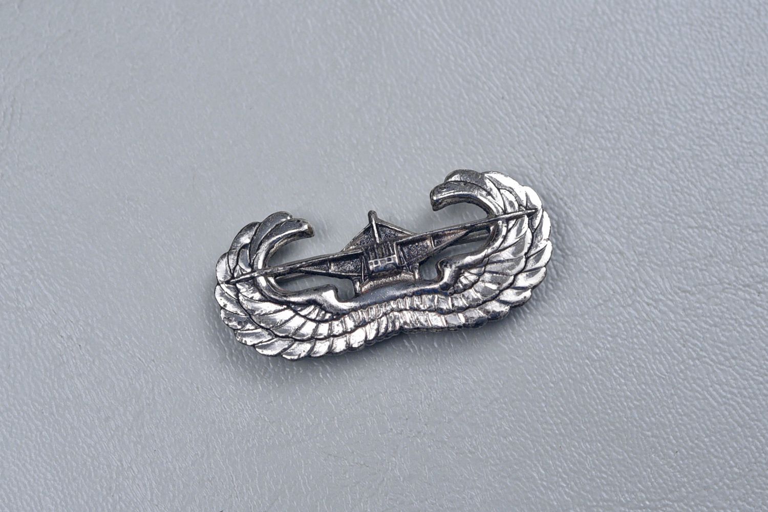 WWII U.S. ARMY AIRBORNE GLIDER ASSAULT BADGE - STERLING
