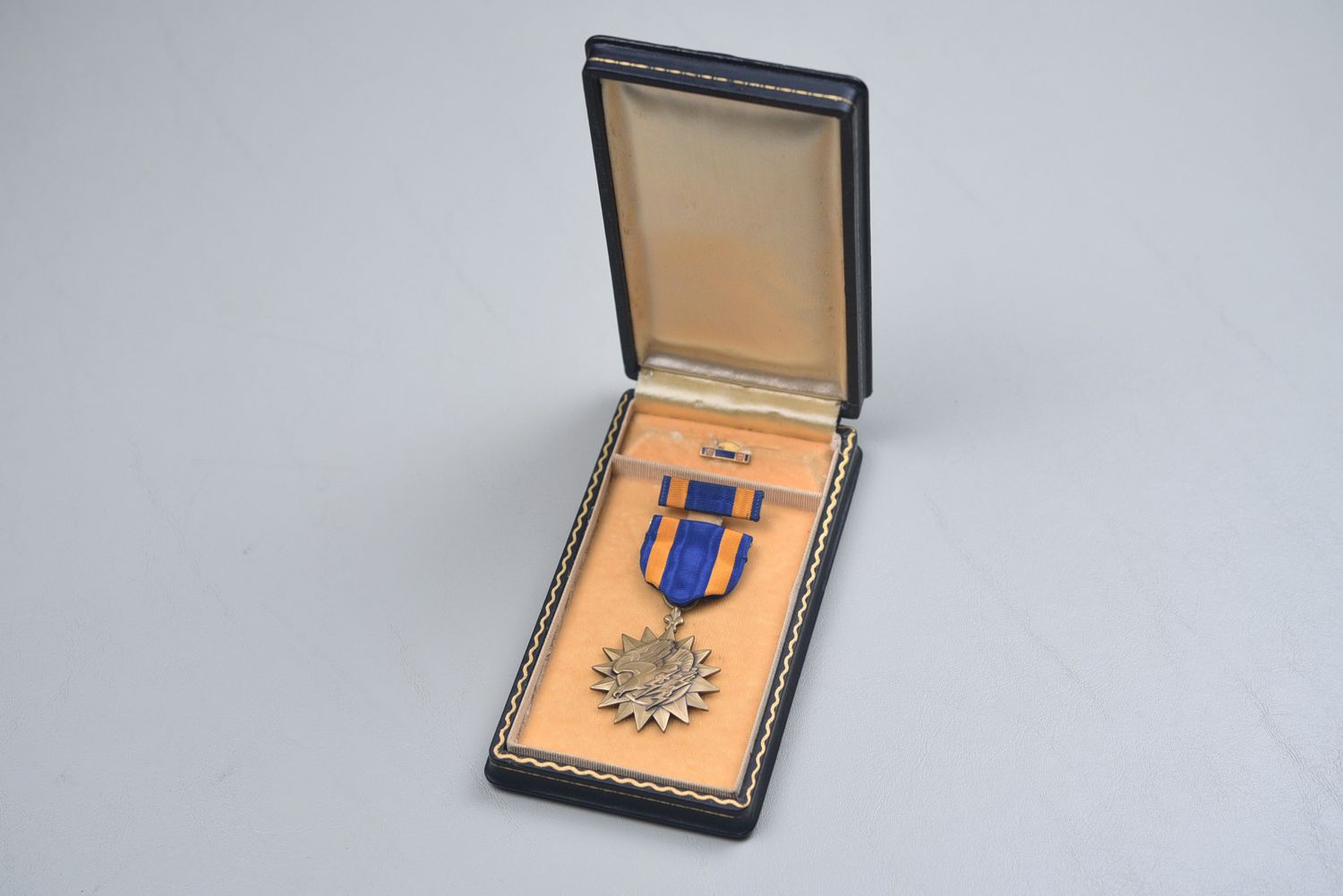 WWII U.S. ARMY AIR CORPS AIR MEDAL IN BLACK LEATHERETTE PRESENTION CASE