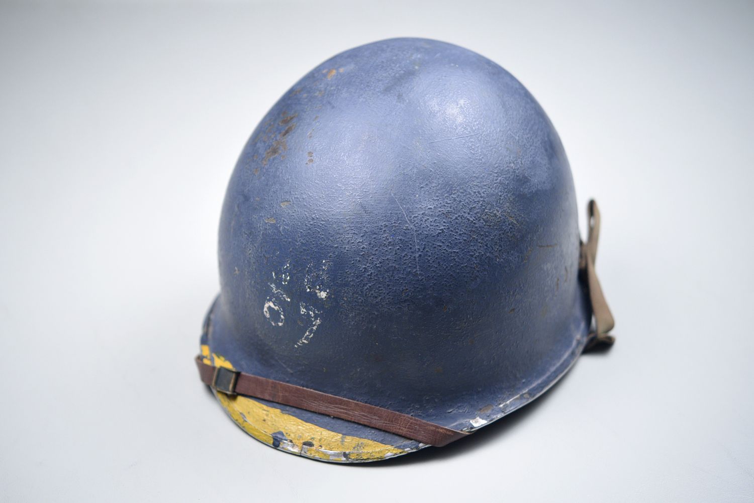 WWII U.S. NAVY HELMET MARKED TO GUN CREW MEMBER - FRONT SEAM, FIXED BALES