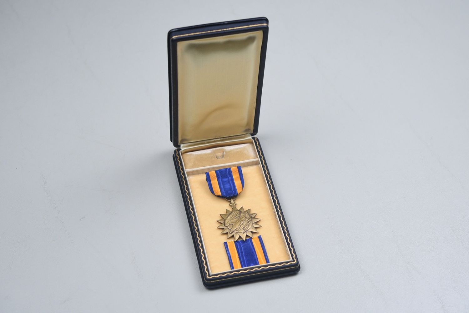 WWII U.S. ARMY AIR CORPS AIR MEDAL IN BLACK LEATHERETTE PRESENTION CASE