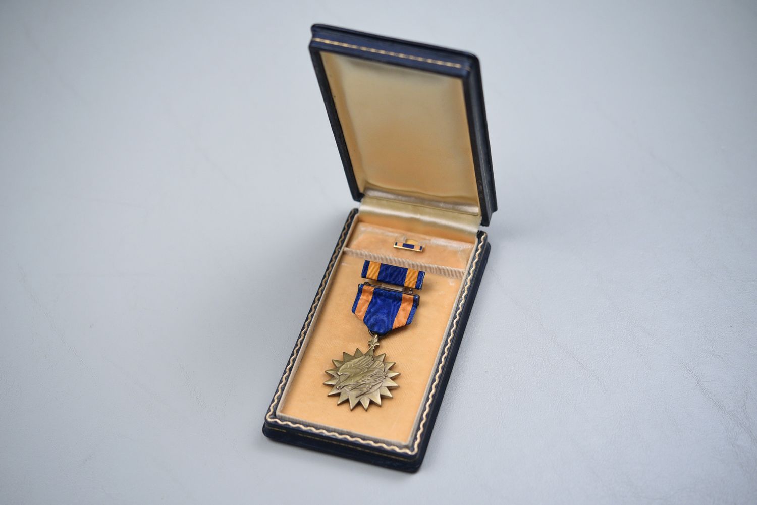 WWII U.S. ARMY AIR CORPS AIR MEDAL IN CASE - EARLY WRAP BROACH, NUMBERED