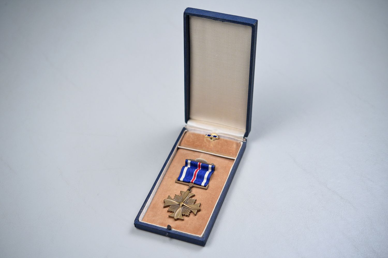 WWII U.S. ARMY AIR CORPS DISTINGUISHED FLYING CROSS IN SCARCE EARLY BLUE CASE