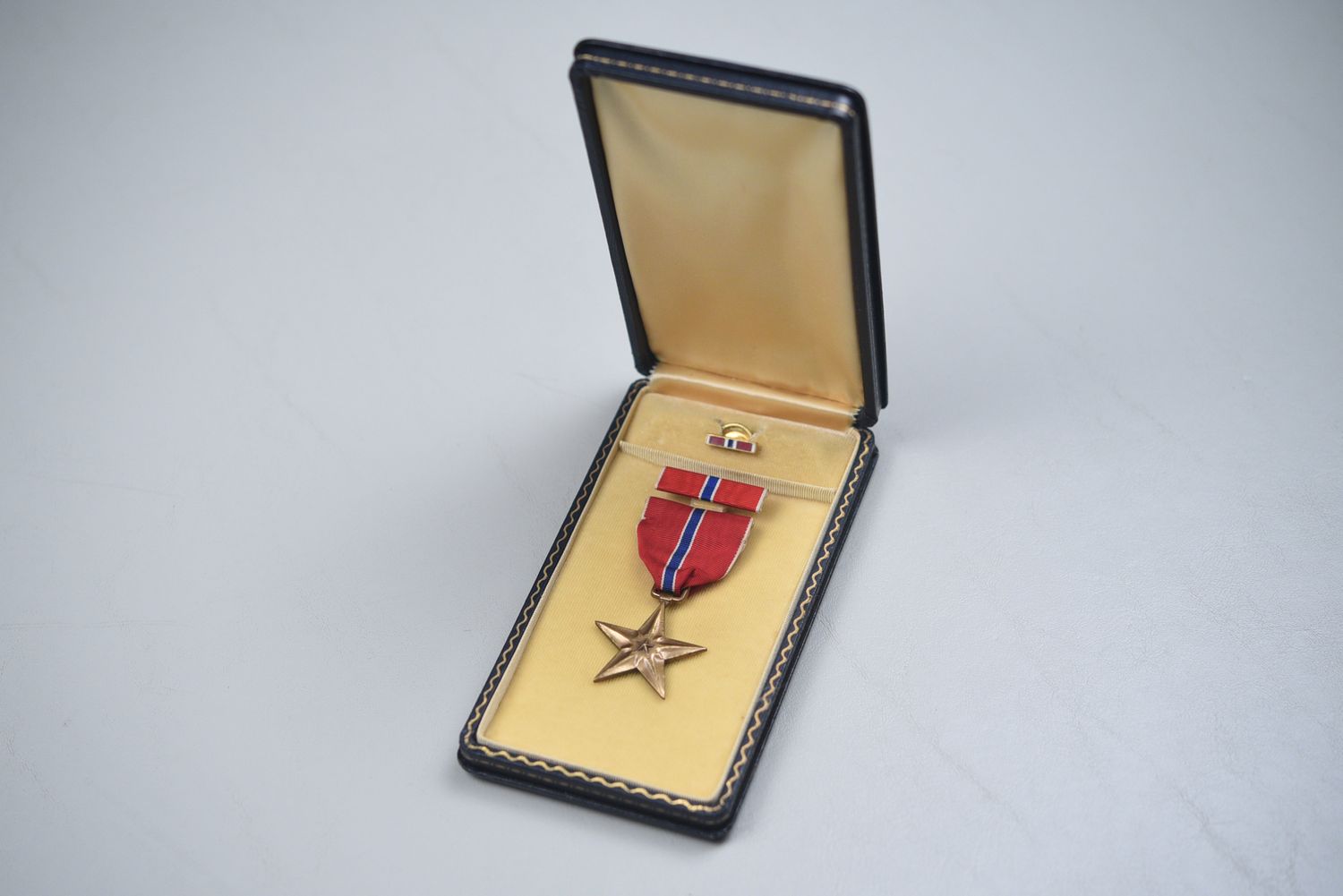 WWII U.S. BRONZE STAR MEDAL IN CASE