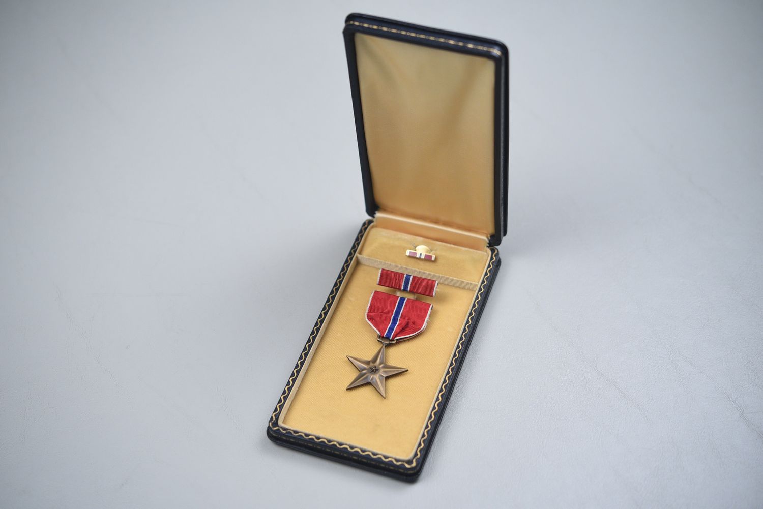 WWII U.S. BRONZE STAR MEDAL IN CASE