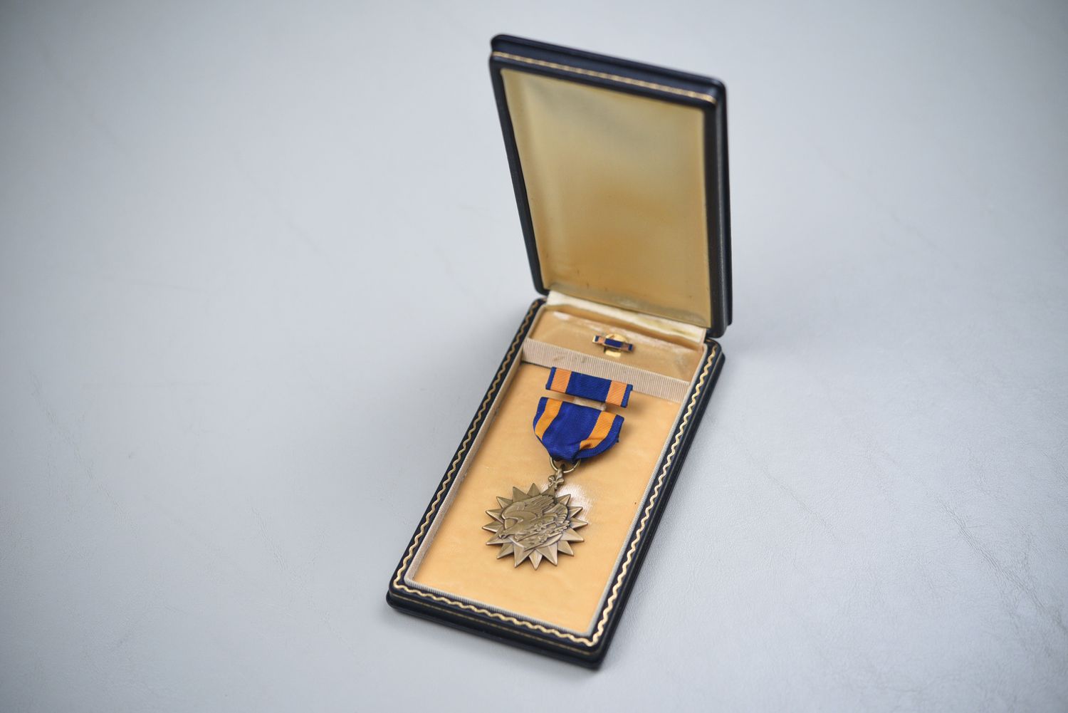 WWII U.S. ARMY AIR CORPS AIR MEDAL IN CASE - SLOT BROACH