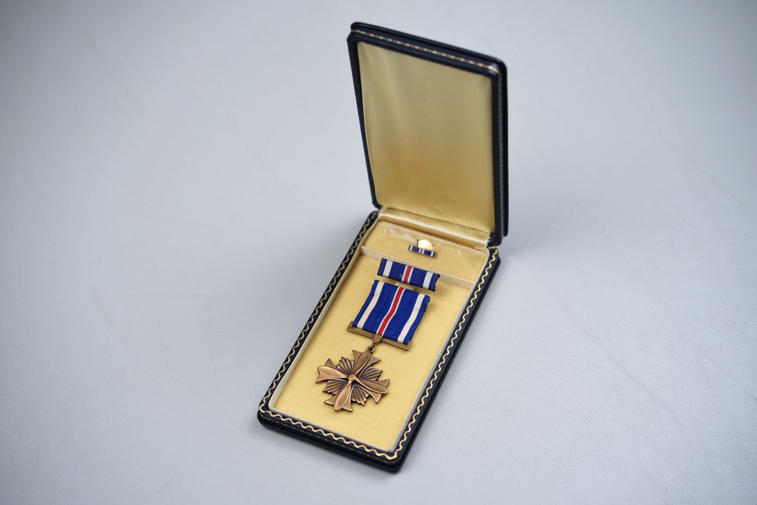 WWII U.S. ARMY AIR CORPS DISTINGUISHED FLYING CROSS IN CASE