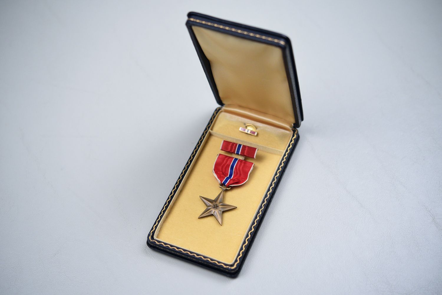 WWII U.S. BRONZE STAR MEDAL IN CASE