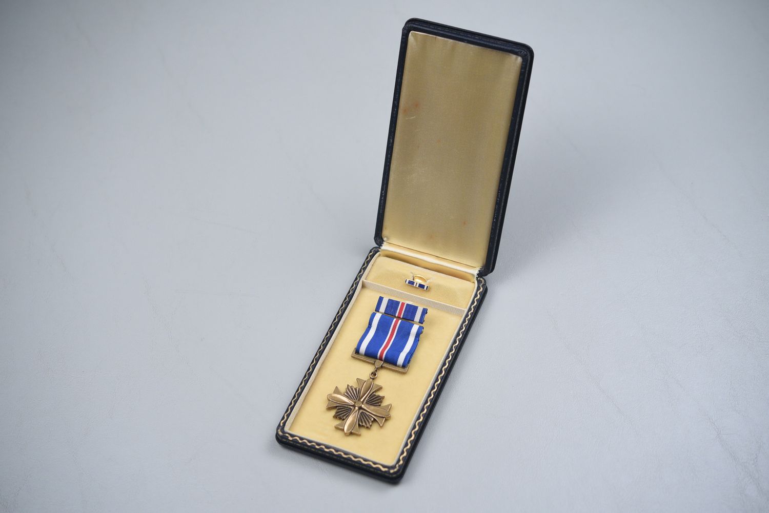 WWII U.S. ARMY AIR CORPS DISTINGUISHED FLYING CROSS IN CASE