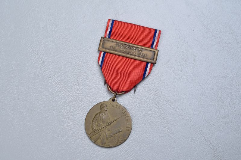 WWI VERDUN MEDAL w/BAR - AUGIER VERSION, TYPE 1 BAR WWI VERDUN MEDAL w/BAR - AUGIER VERSION, TYPE 1 BAR