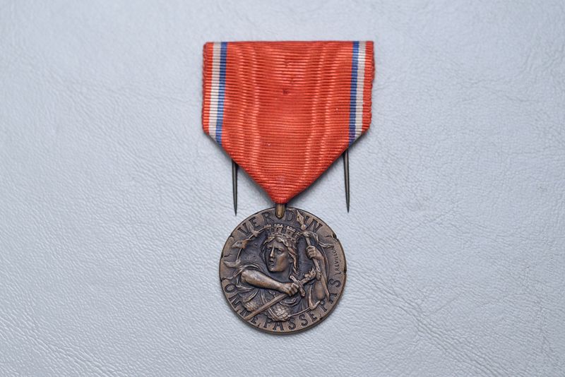 WWI VERDUN MEDAL - REVILLON VERSION, HOOK VARIETY