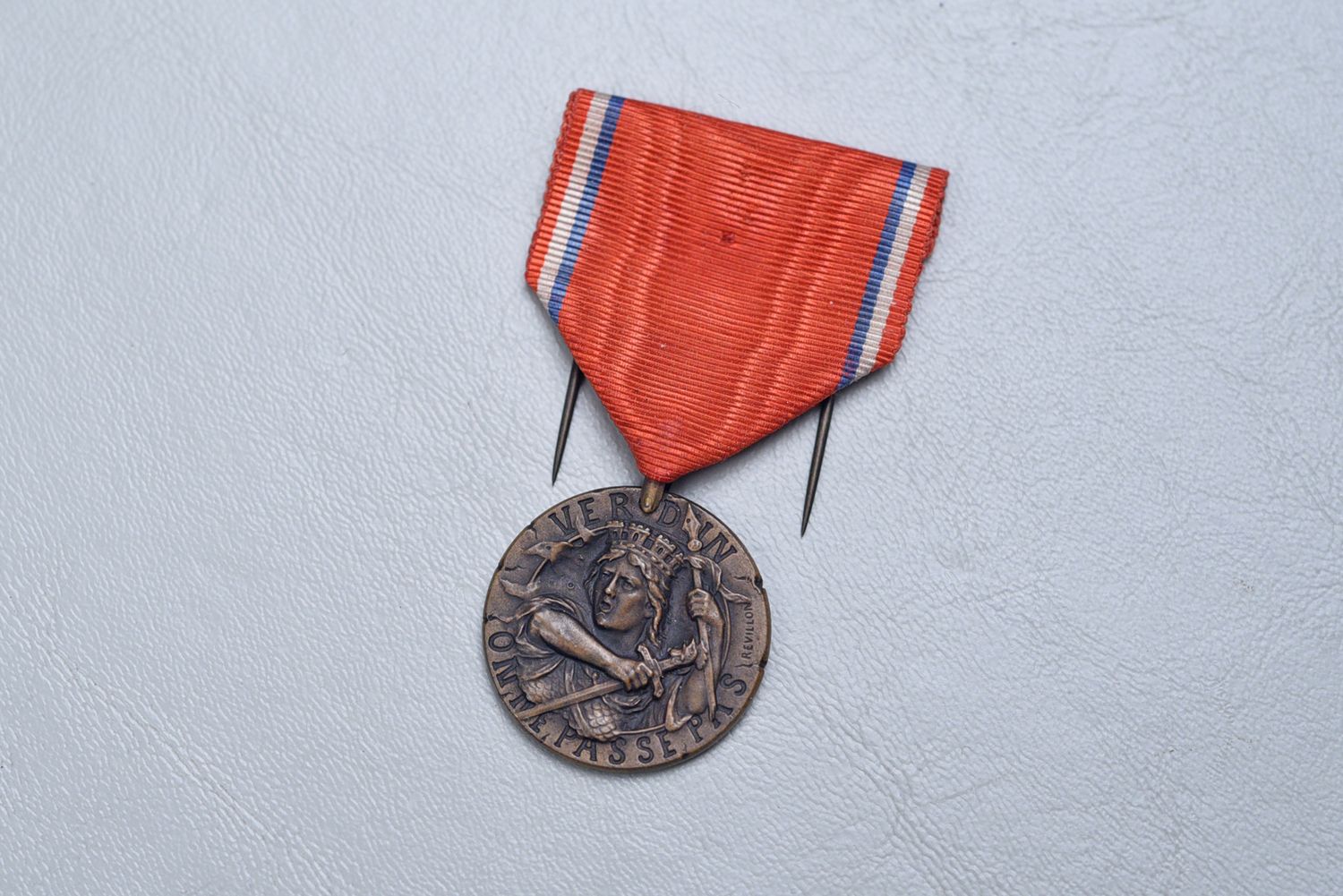 WWI VERDUN MEDAL - REVILLON VERSION, HOOK VARIETY