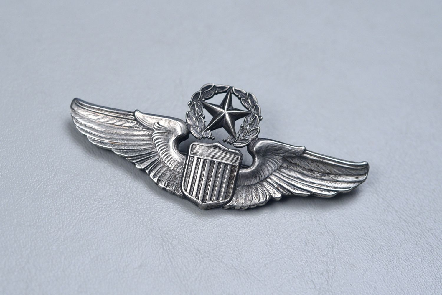 – WWII U.S. ARMY AIR CORPS COMMAND PILOT WING BY MEYER - EARLY PINBACK, STERLING