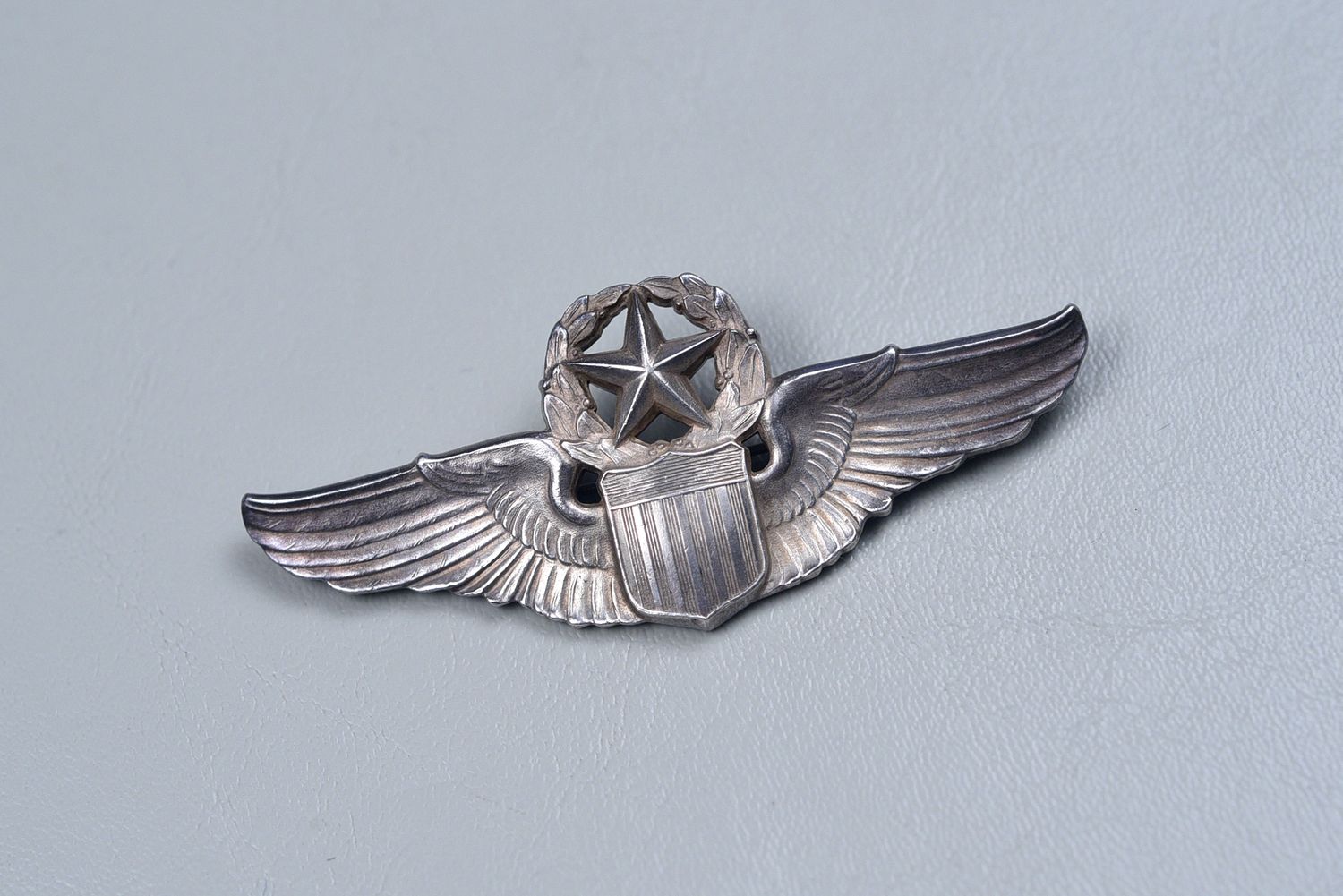 WWII U.S. ARMY AIR CORPS COMMAND PILOT WING BY JOSTEN - PINBACK, STERLING
