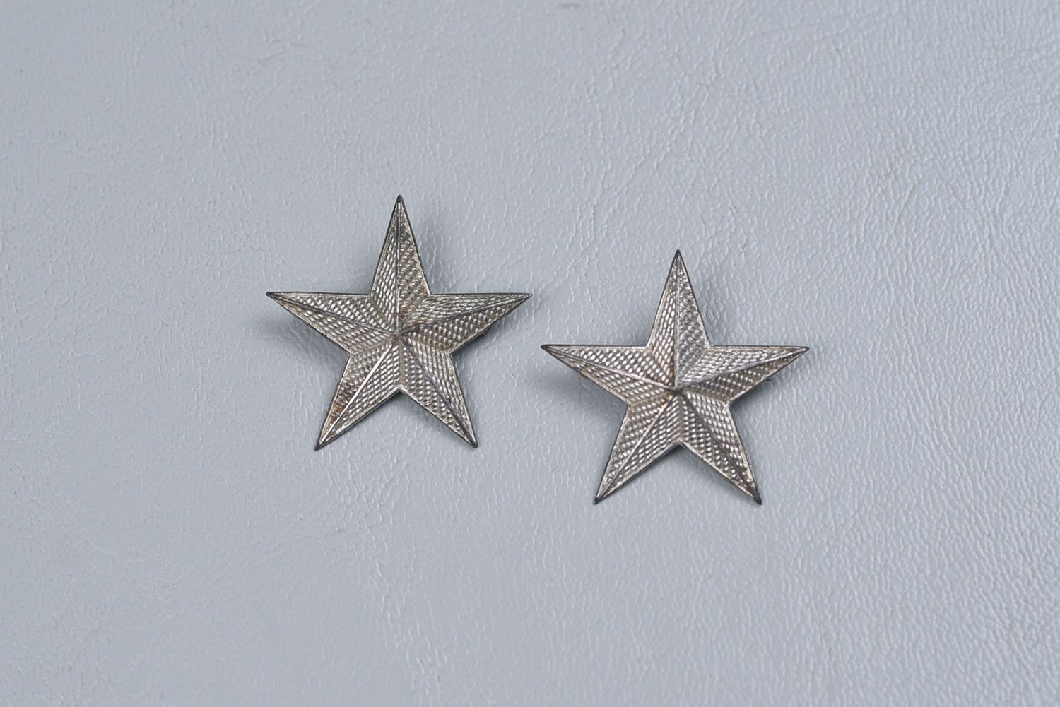 WWII U.S. BRIGADIER GENERAL&#39;S FAUX EMBROIDERED STAR INSIGNIA - PINBACK, OPEN CATCH PAIR